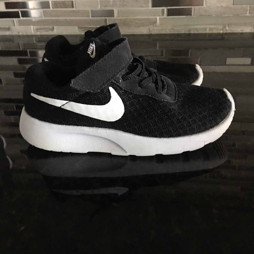 Toddler Nike shoes. Size 9c